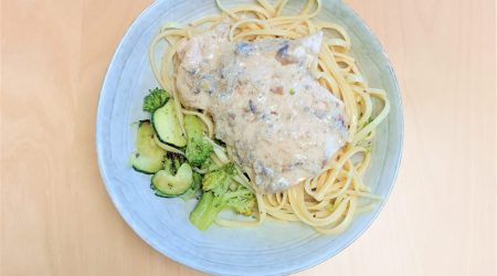 Escalope de dinde à la crème et aux champignons, pâtes linguine et légumes verts sautés (brocoli et courgette)