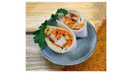 Wrap au poulet croustillant, avocat et coleslaw