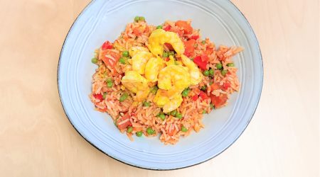 Crevettes aux lait de coco et curry doux, riz BIO sauté aux légumes (petits pois, carotte BIO, poivron rouge BIO )