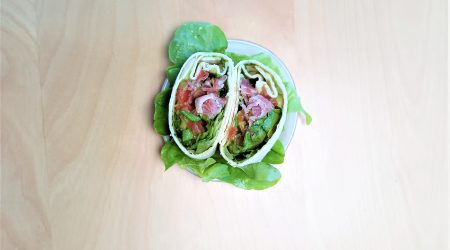 Wrap à l'italienne (tomate, jambon cru, avocat, laitue, pesto et citron)