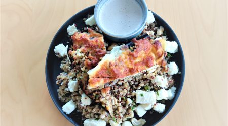 Aubergines BIO farcies à la feta et au quinoa, tahini, noix de cajou