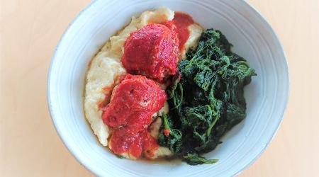 Boulettes de bœuf, sauce tomate, polenta BIO crémeuse au parmesan, épinards