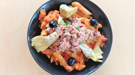 Penne, thon, artichaut, poivron jaune, tomatade, haricot verts, basilic, olives