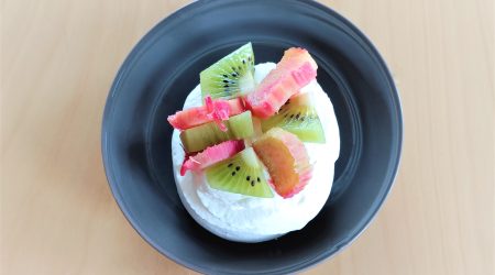 Pavlova aux fruits de saison (rhubarbe BIO, kiwi BIO ) et chantilly