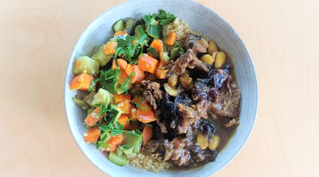 Tagine d'agneau aux pruneaux, abricots et amandes, semoule et légumes (courgettes, navet, carottes)